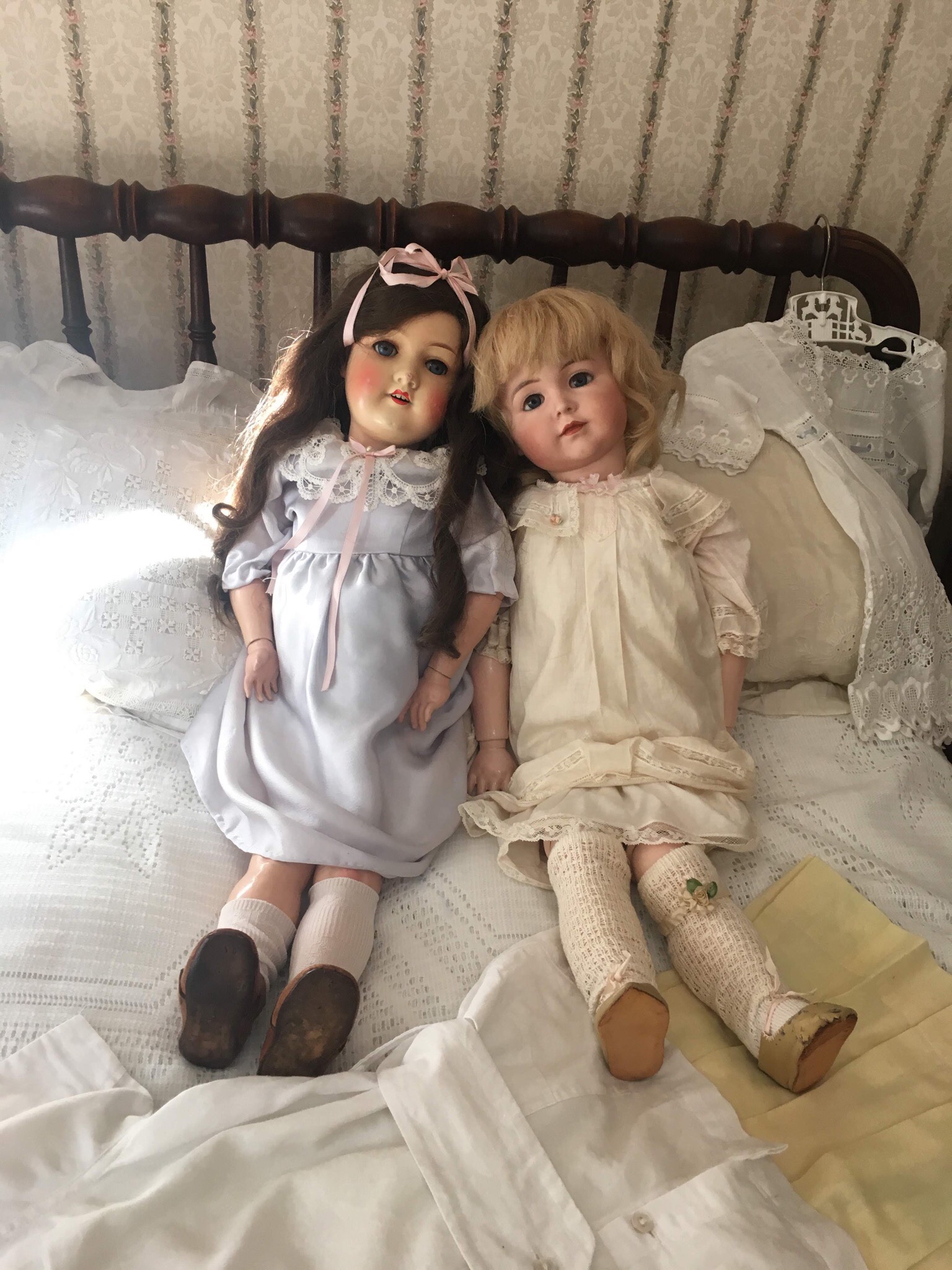 girls room dolls