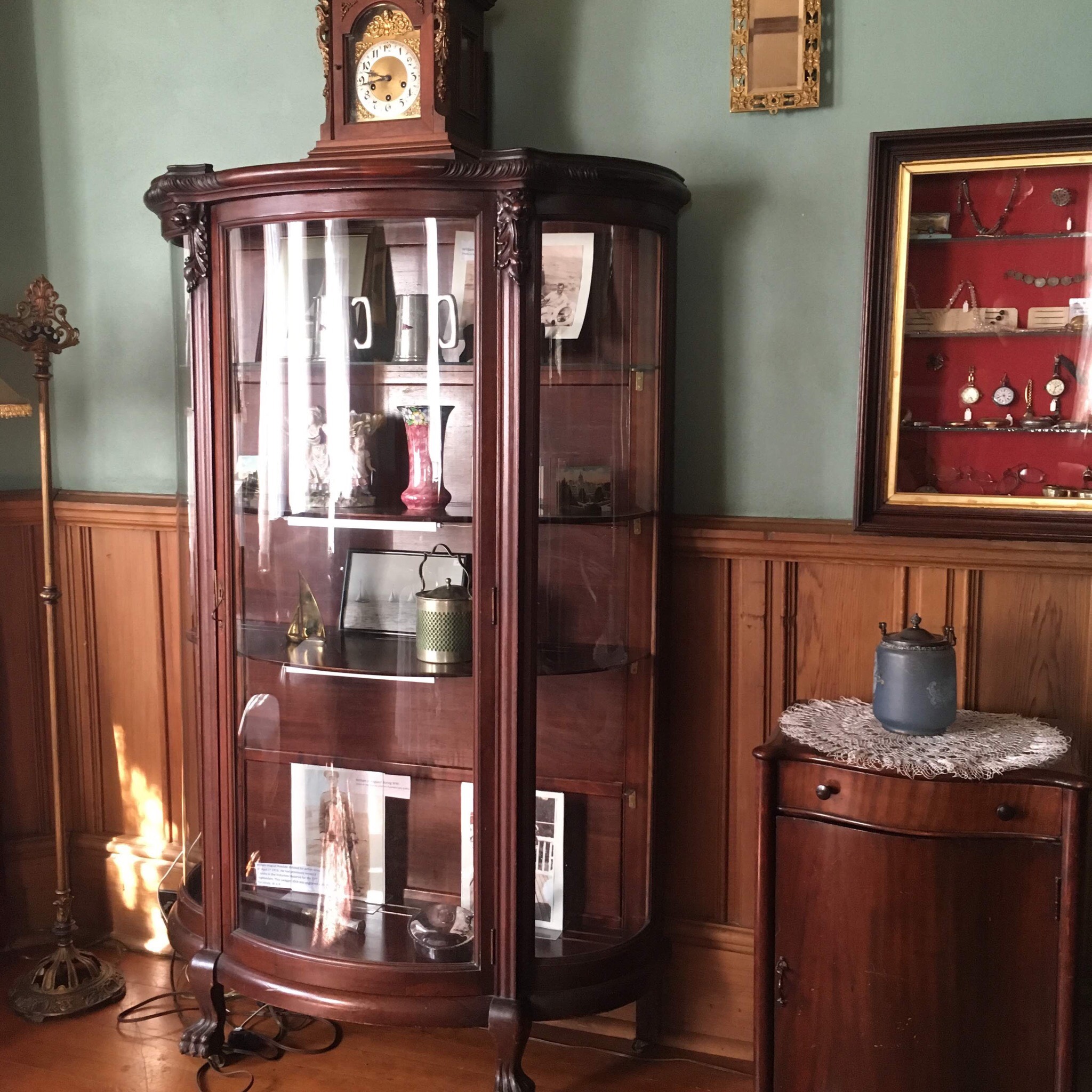parlour cabinet displays